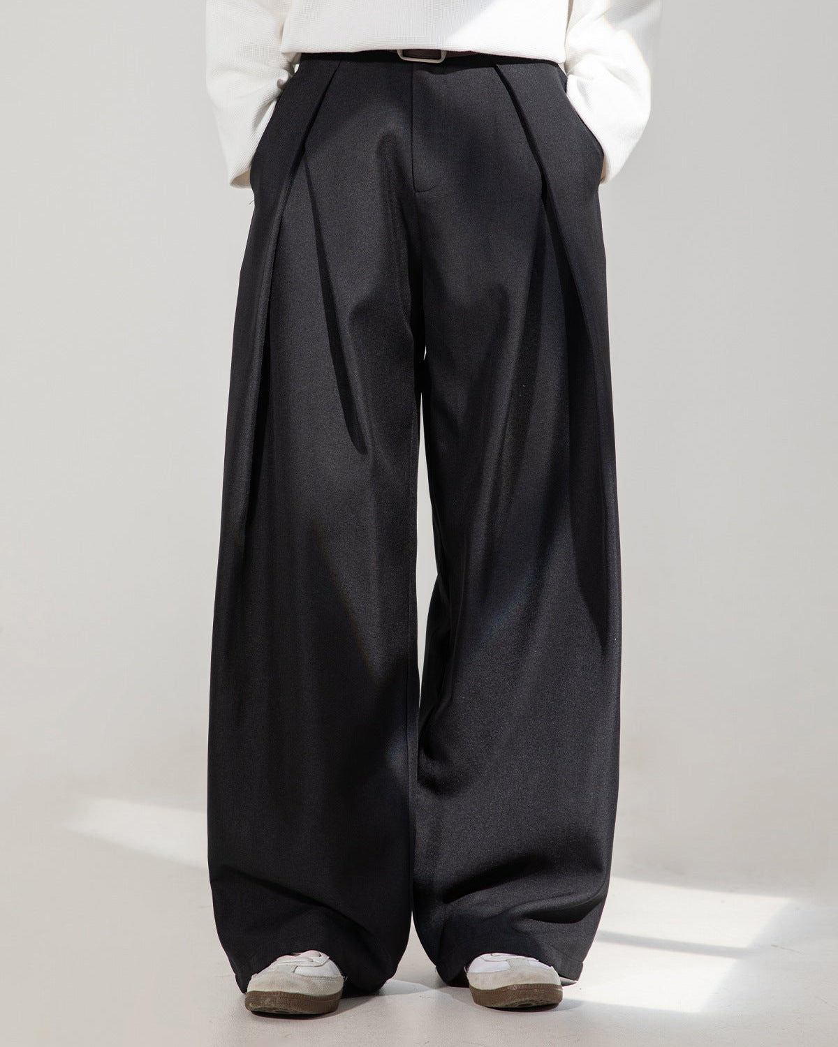Pantaloni donna ampi con pince e cintura