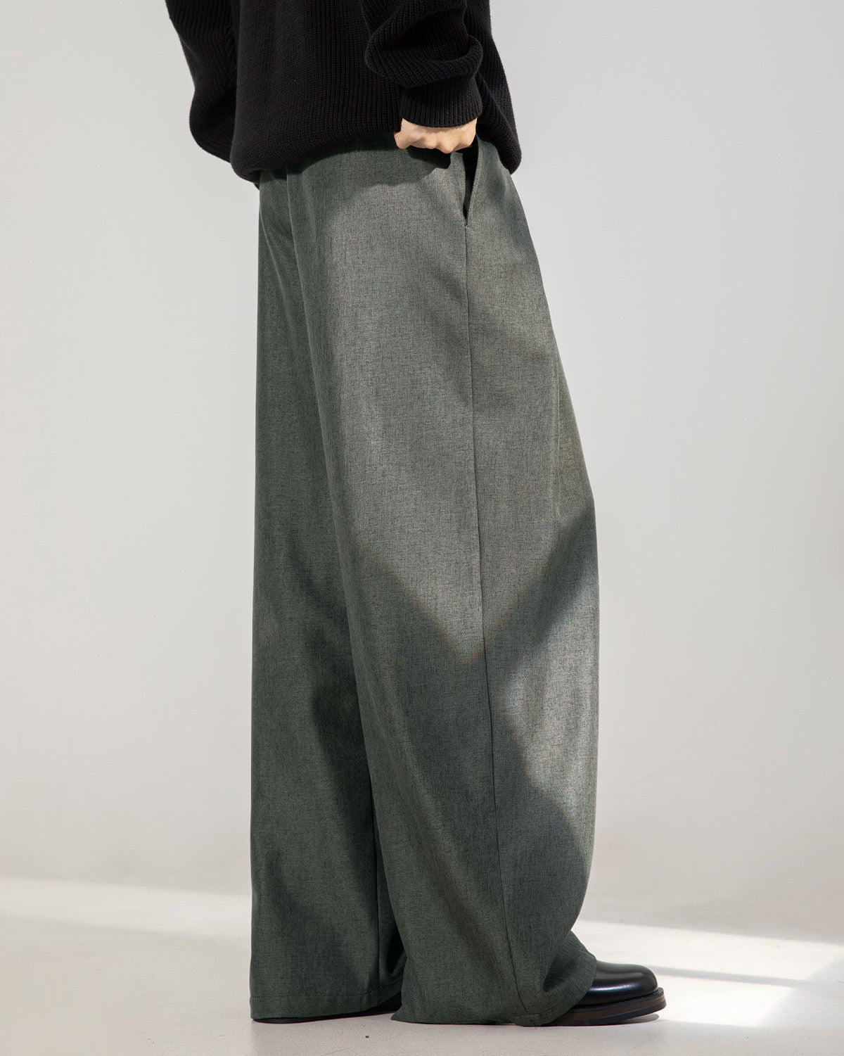 Pantaloni donna ampi con pince e cintura