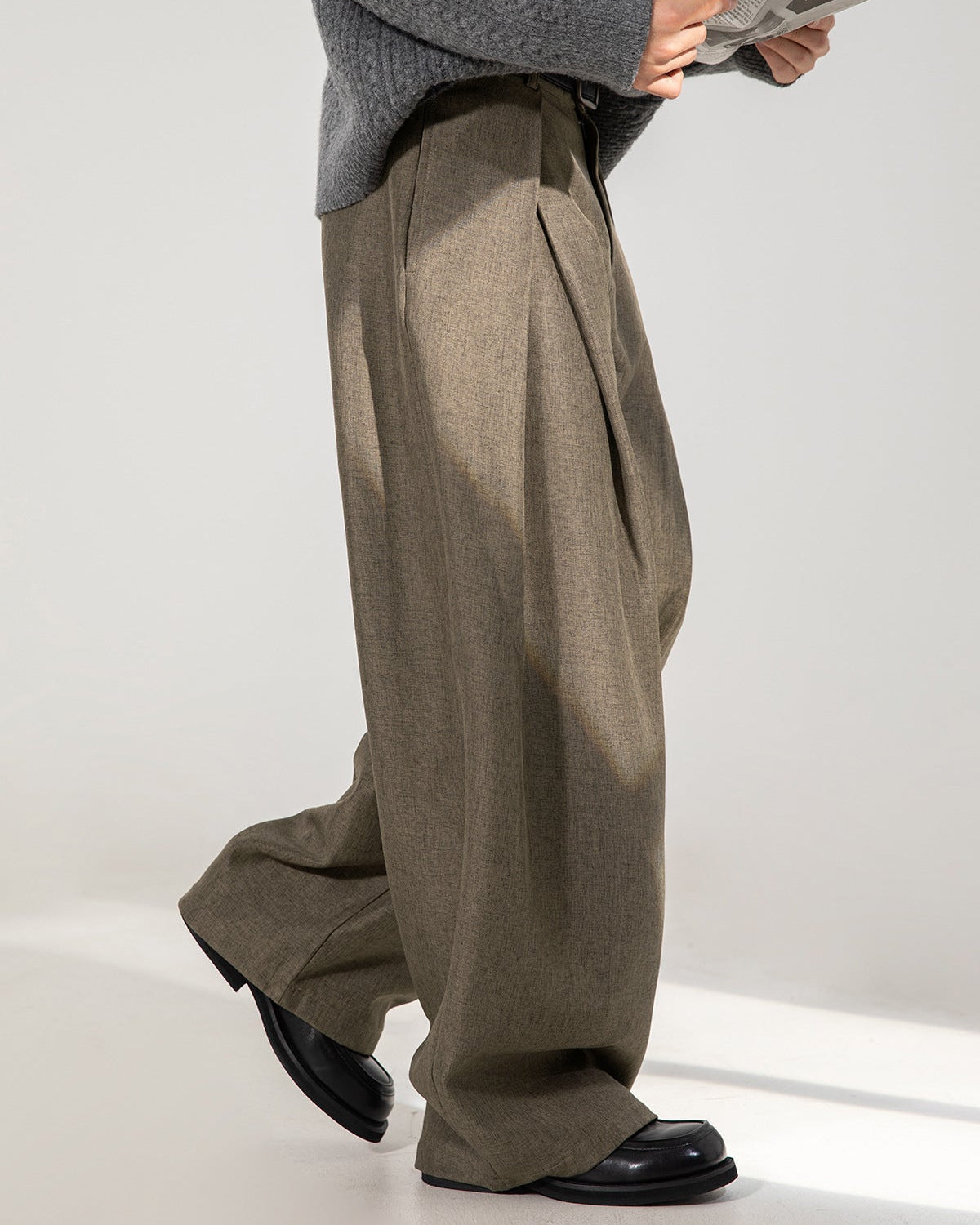 Pantaloni donna ampi con pince e cintura