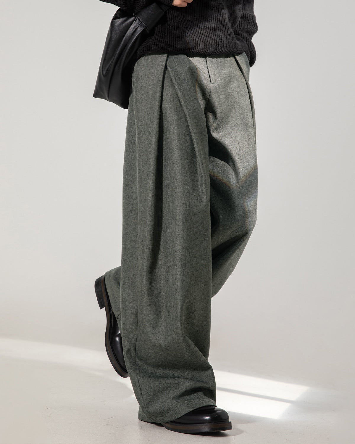 Pantaloni donna ampi con pince e cintura