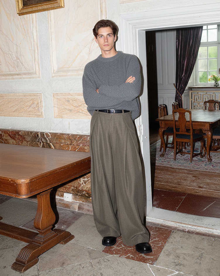 Pantaloni donna ampi con pince e cintura