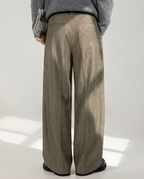 Pantaloni donna ampi con pince e cintura