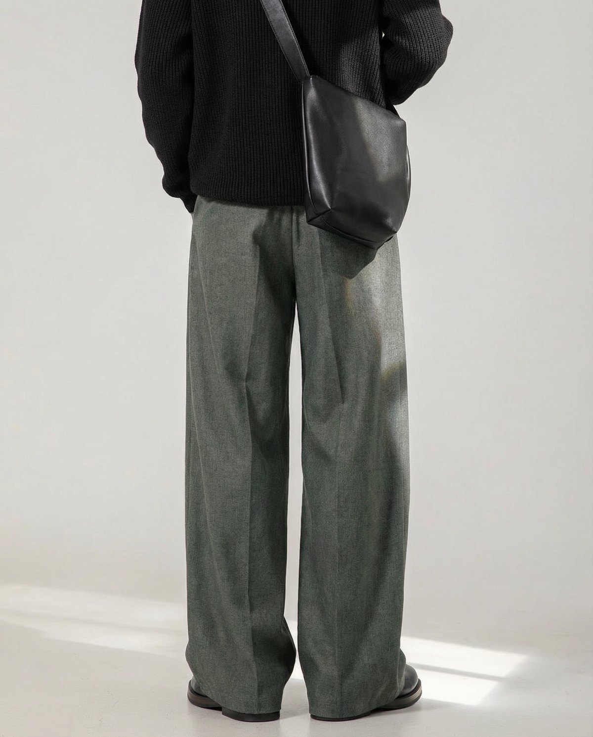 Pantaloni donna ampi con pince e cintura